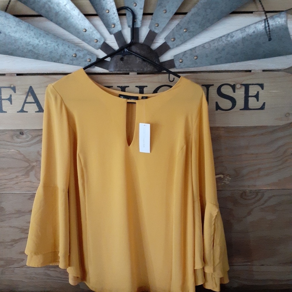 NWT 7thAvenue Flare Sleeve Blouse